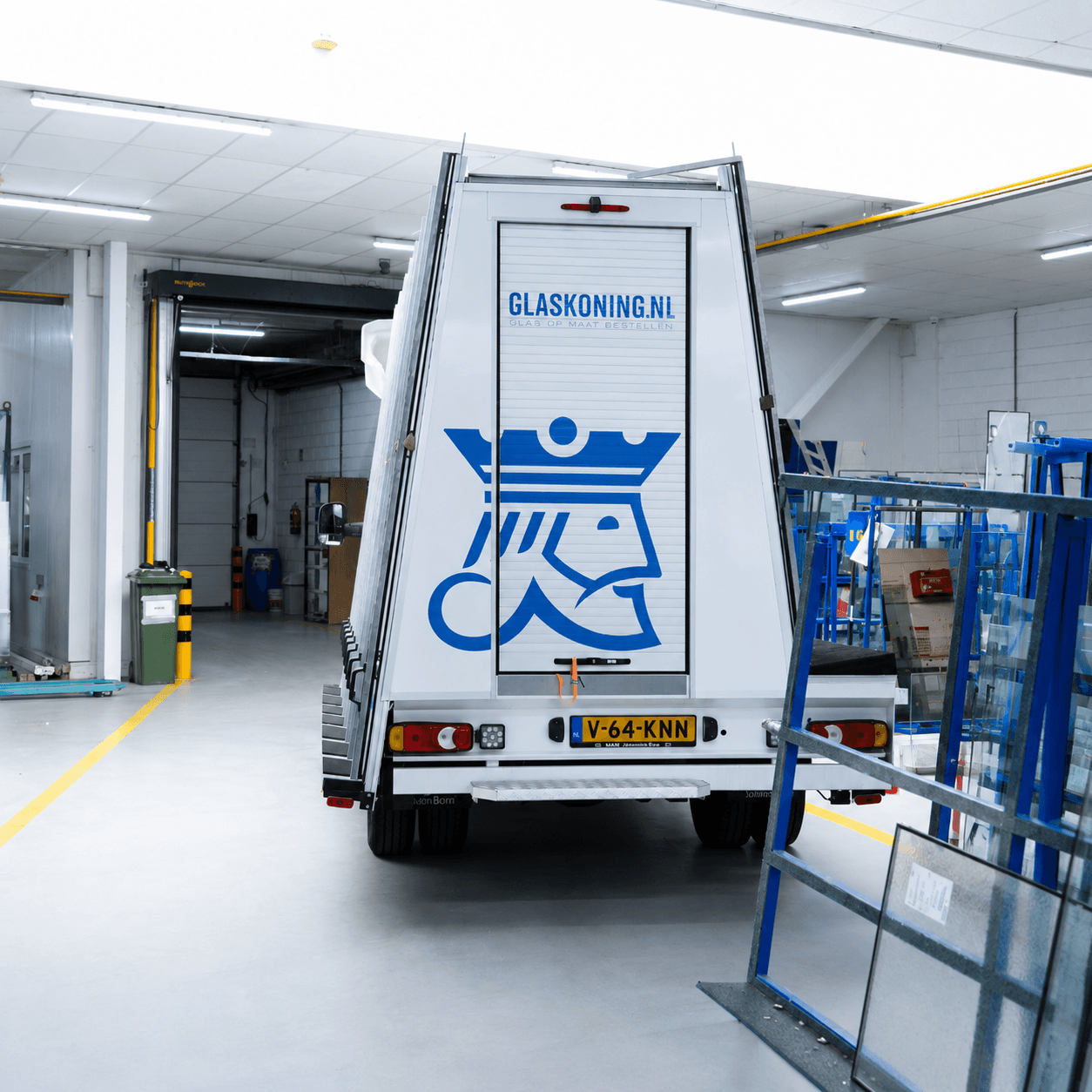 Bedrijfswagen van Glaskoning met glasrek in het magazijn